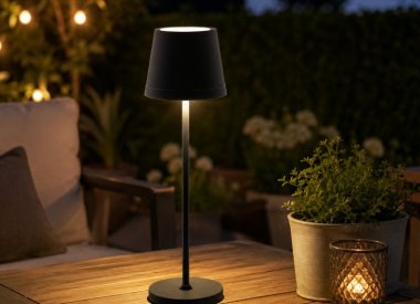 Stylová bezdrátová stolní lampa pro interiér i&nbsp;venkovní posezení