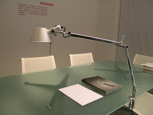 2334_tolomeo-s-uchytkou-z-boku-stolu-e27